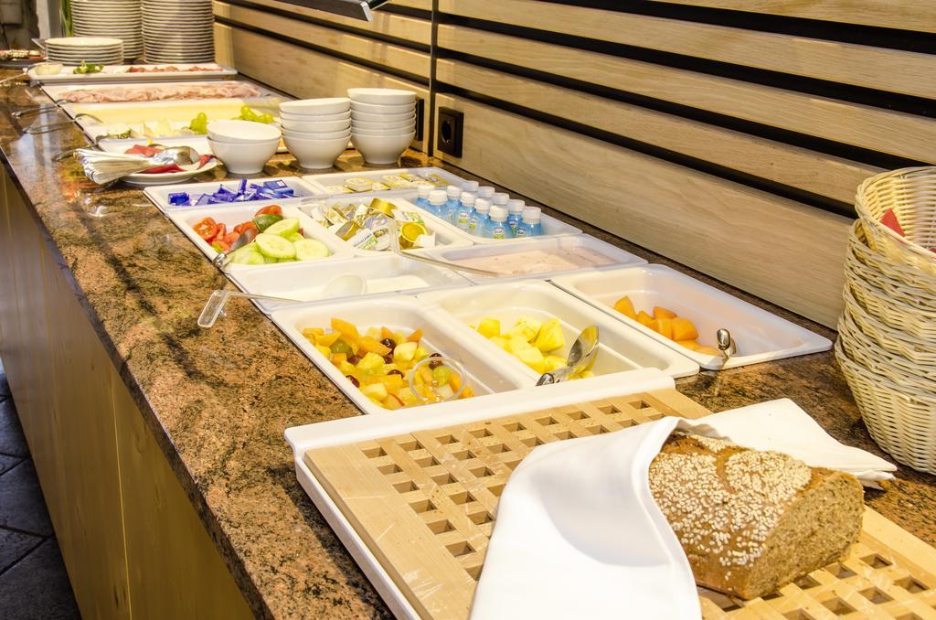 Gasthof Goldener Fisch Lienz Ngoại thất bức ảnh